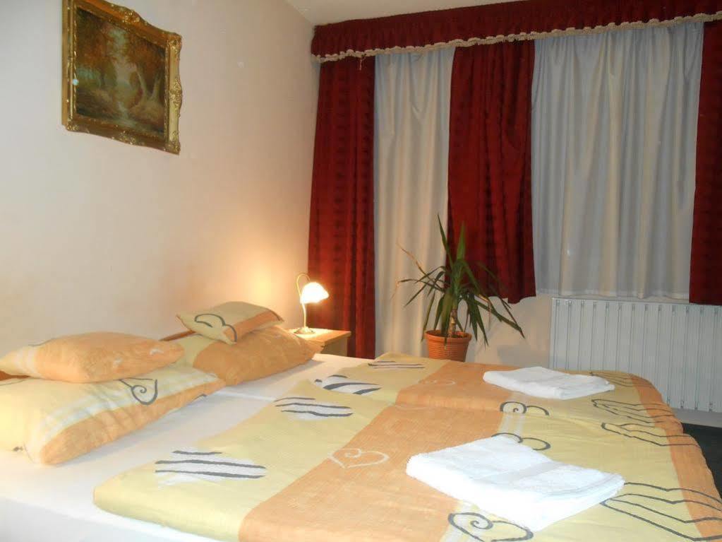 Kalman Panzio Bed and Breakfast Szeged Eksteriør billede